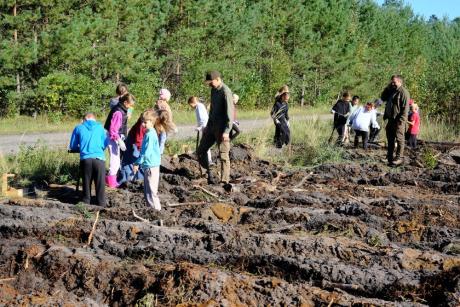 Wspólne sadzenie lasu w Pyszkowie z okazji 100 lat Lasów Państwowych